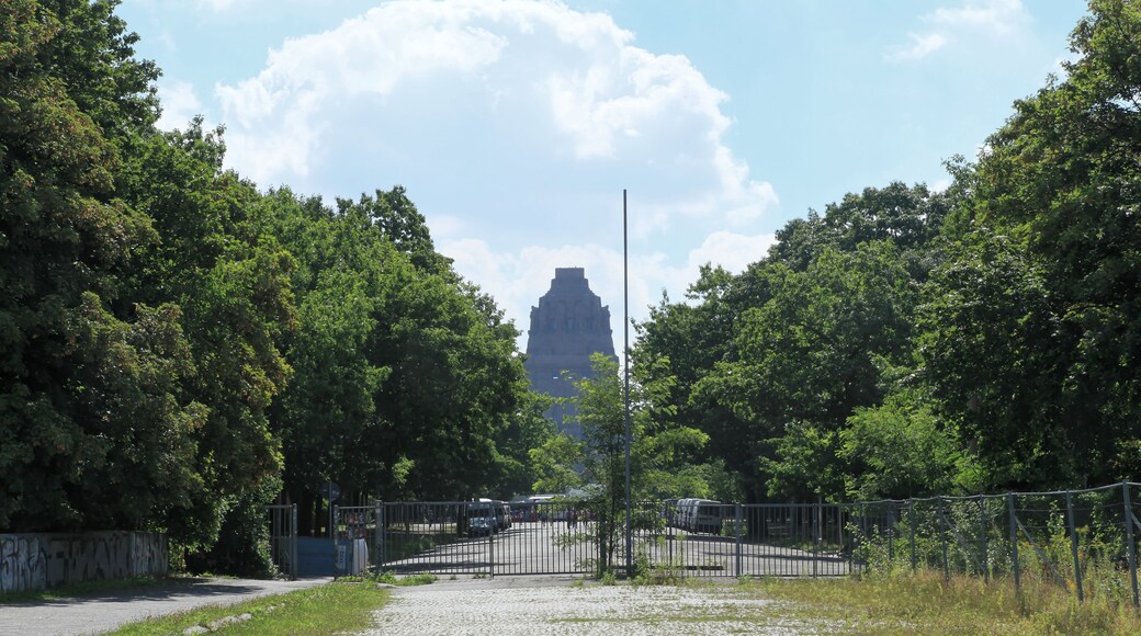 Straße des 18. Oktober mit Messebrücke, dann weiter durch den Wilhelm-Külz-Park in Richtung des Völkerschlachtdenkmals in Leipzig