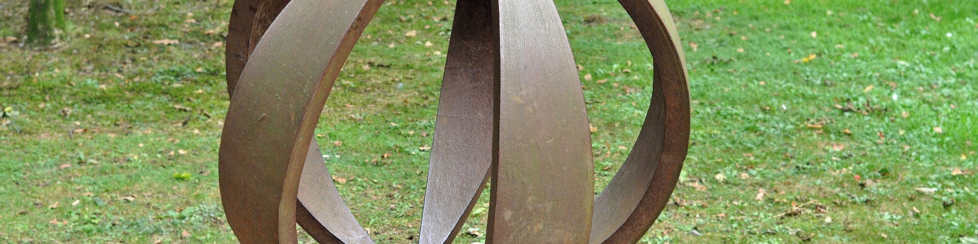 Erdkugel, Skulptur von Sandra Robertz aus Gusseisen circa 1 m hoch. Im Rahmen der EUROGA 2002plus als Teil der Skulpturenmeile im Bunten Garten installiert. Gestiftet von W.H. Schlun.