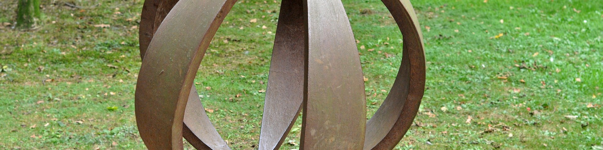 Erdkugel, Skulptur von Sandra Robertz aus Gusseisen circa 1 m hoch. Im Rahmen der EUROGA 2002plus als Teil der Skulpturenmeile im Bunten Garten installiert. Gestiftet von W.H. Schlun.