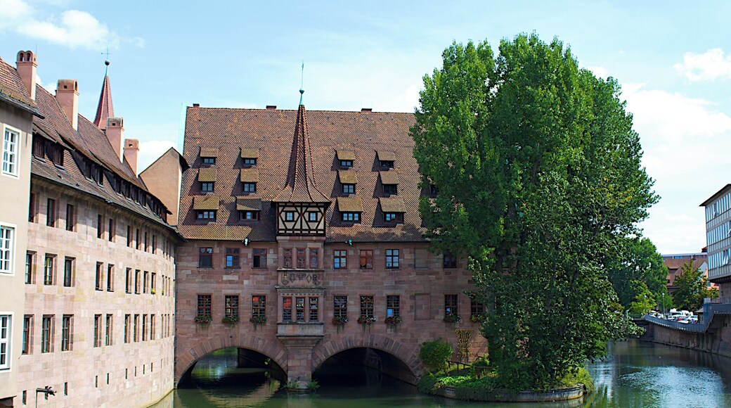 Nürnberg: Blick von der Museumsbrücke auf das Heilig-Geist-Spital und die Pegnitz.