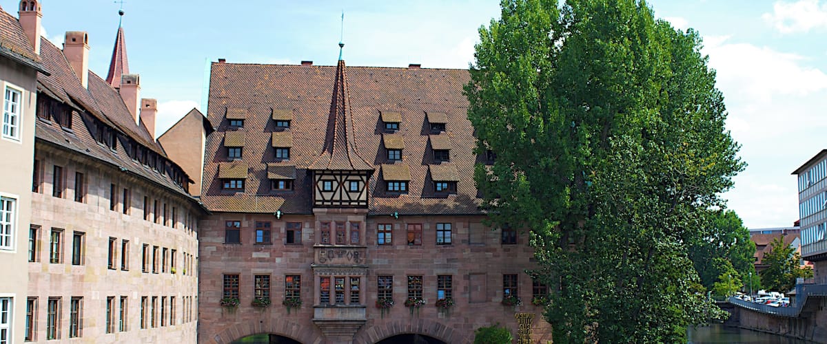 Nürnberg: Blick von der Museumsbrücke auf das Heilig-Geist-Spital und die Pegnitz.