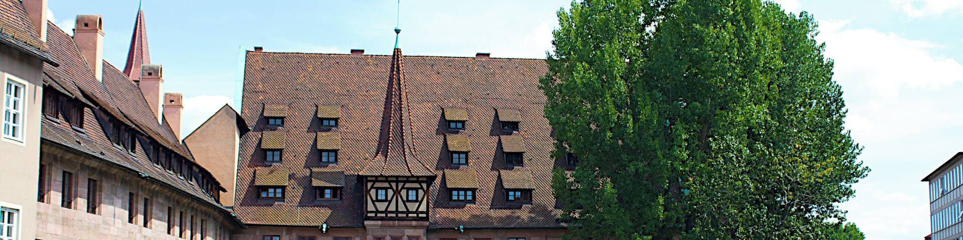 Nürnberg: Blick von der Museumsbrücke auf das Heilig-Geist-Spital und die Pegnitz.