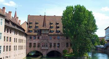 Nürnberg: Blick von der Museumsbrücke auf das Heilig-Geist-Spital und die Pegnitz.