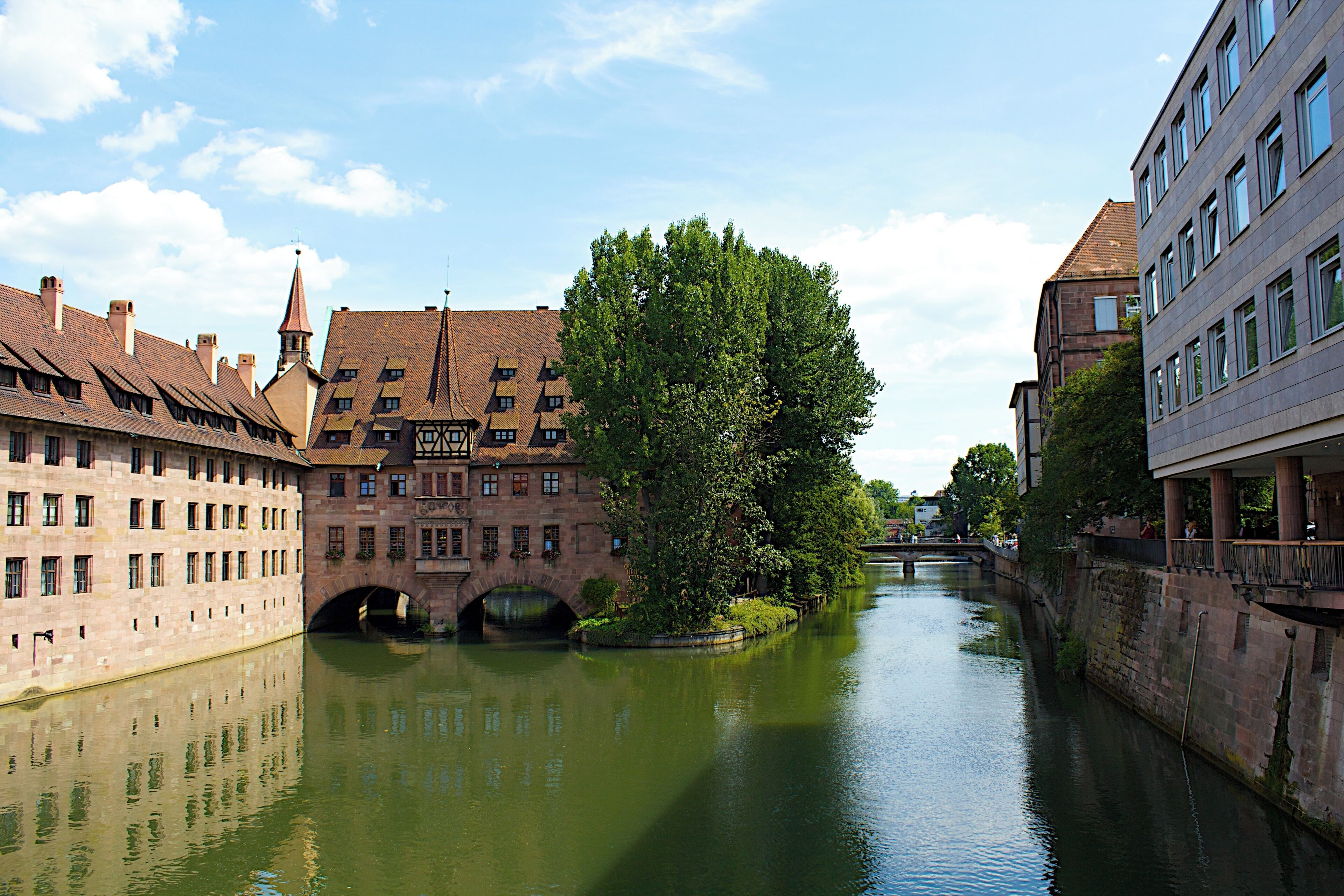 Nürnberg: Blick von der Museumsbrücke auf die Pegnitz und das Heilig-Geist-Spital.