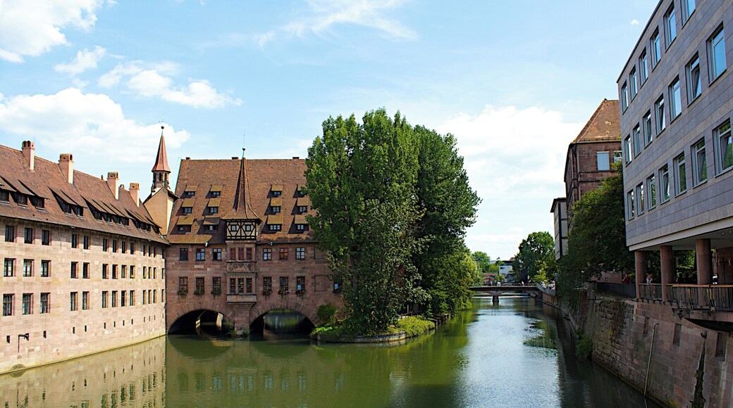 Nürnberg: Blick von der Museumsbrücke auf die Pegnitz und das Heilig-Geist-Spital.