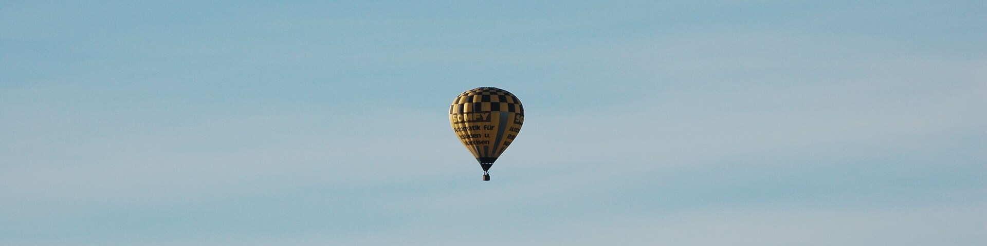 Un globo aerostático en el cielo.