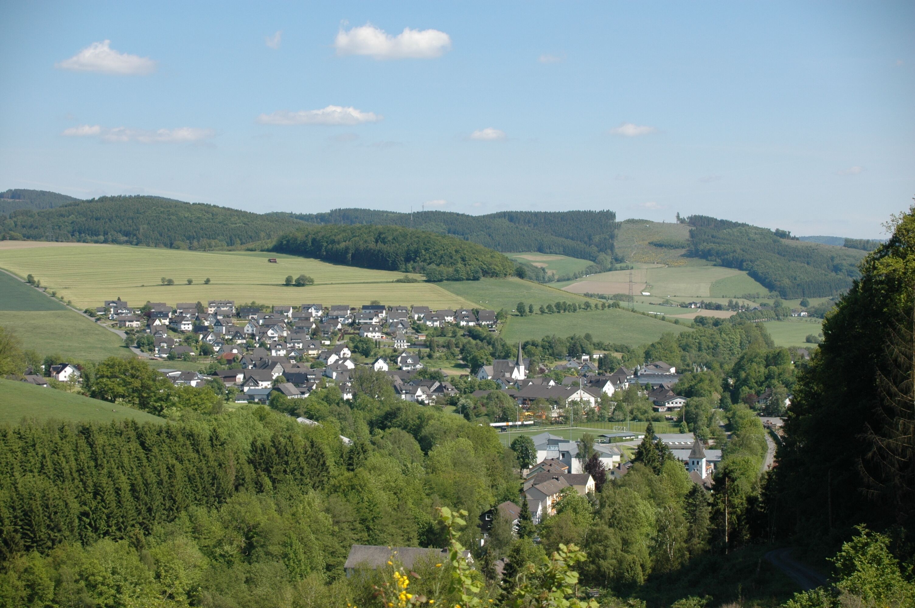 Schmallenberg-Dorlar (vorne St. Petri Kirche, Mitte St. Hubertus Kirche), Hochsauerlandkreis, Nordrhein-Westfalen