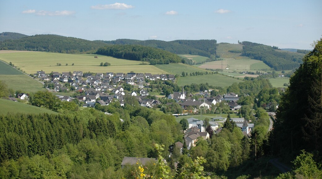 Schmallenberg-Dorlar (vorne St. Petri Kirche, Mitte St. Hubertus Kirche), Hochsauerlandkreis, Nordrhein-Westfalen