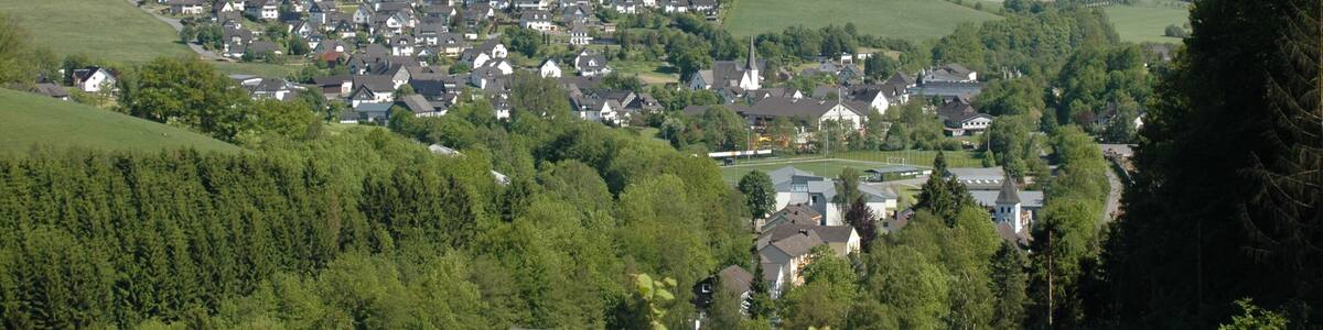 Schmallenberg-Dorlar (vorne St. Petri Kirche, Mitte St. Hubertus Kirche), Hochsauerlandkreis, Nordrhein-Westfalen