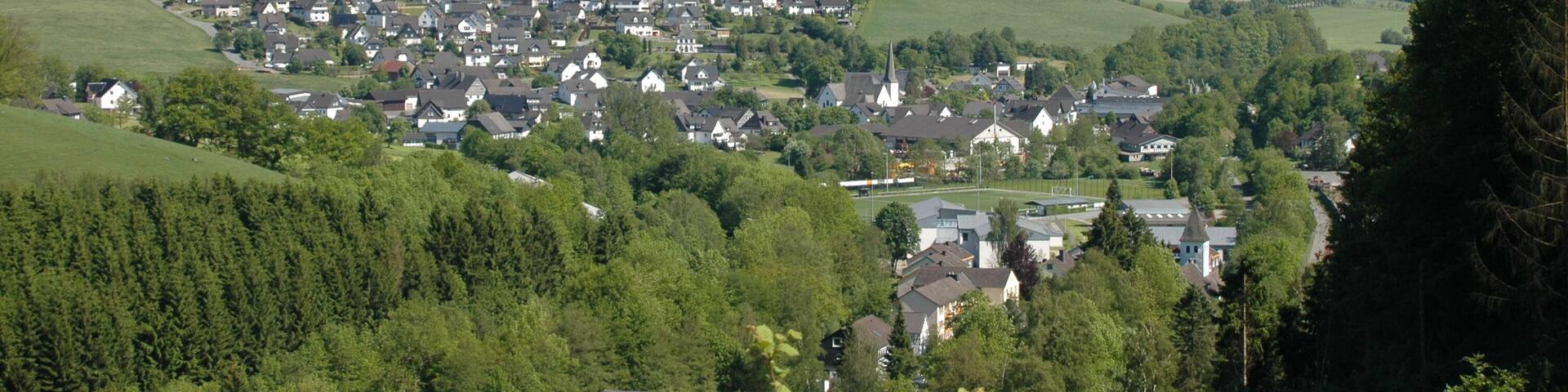 Schmallenberg-Dorlar (vorne St. Petri Kirche, Mitte St. Hubertus Kirche), Hochsauerlandkreis, Nordrhein-Westfalen