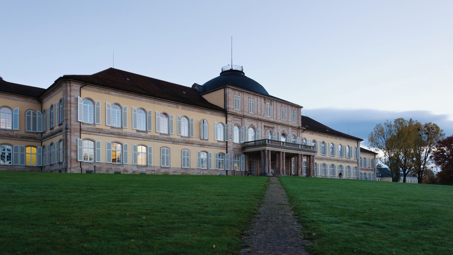 Ein großes, historisches Gebäude mit einer zentralen Kuppel und symmetrischer Architektur.
