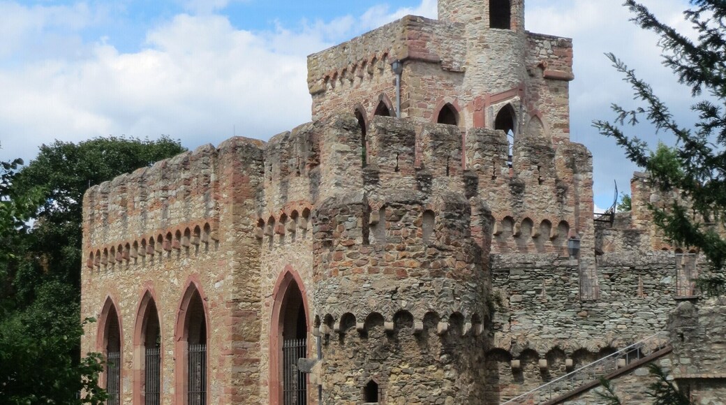 Moosburg im Schlosspark Biebrich, erbaut 1805-1806 als künstliche Ruine im neugotischen Stil über den Grundmauern einer mittelalterlichen Burg