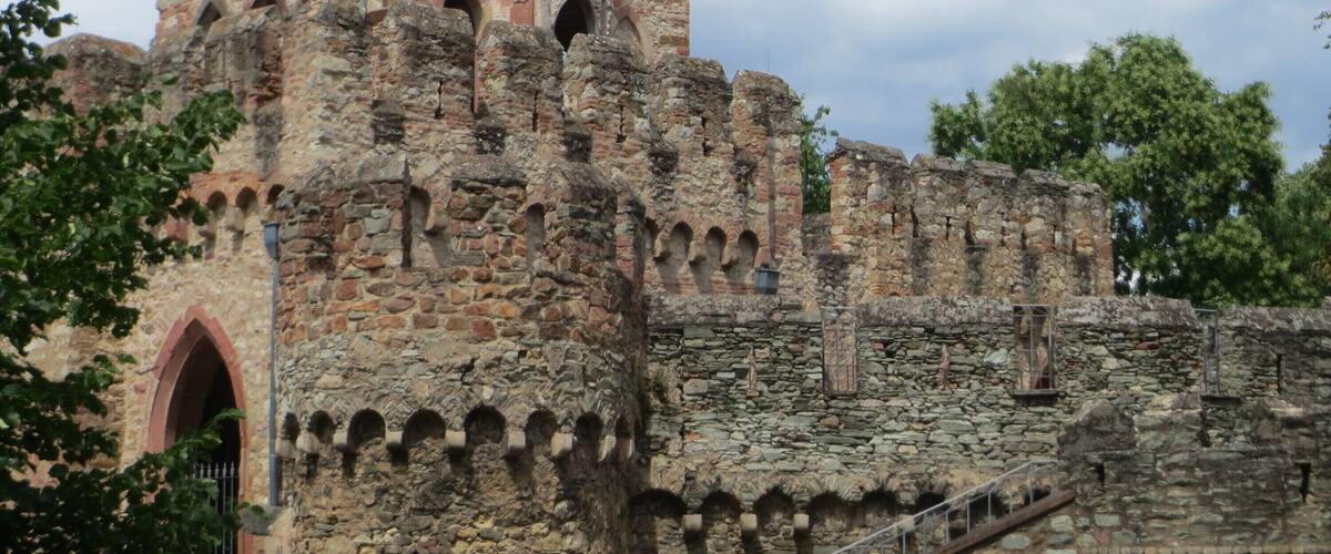 Moosburg im Schlosspark Biebrich, erbaut 1805-1806 als künstliche Ruine im neugotischen Stil über den Grundmauern einer mittelalterlichen Burg