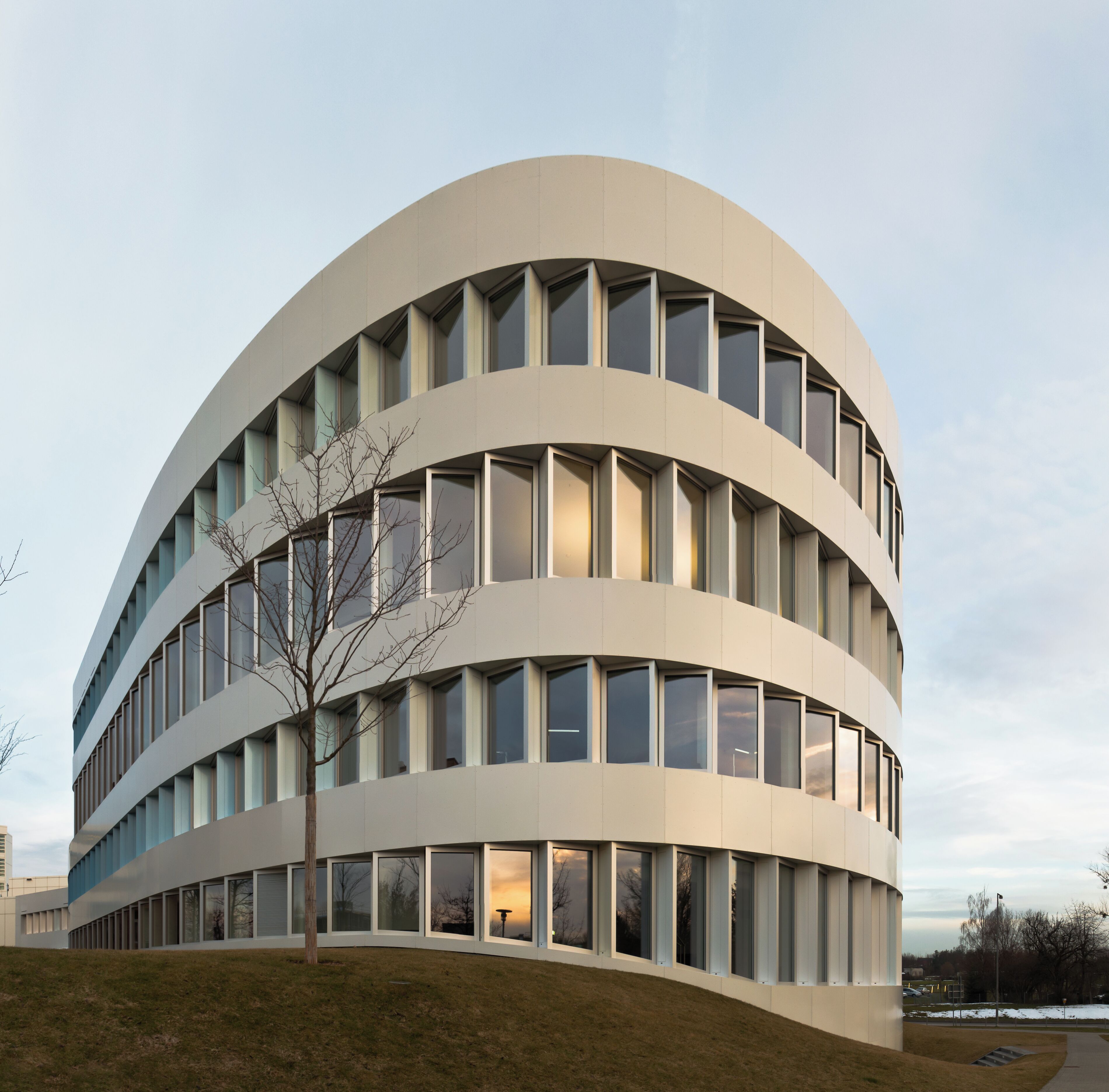 Center for Virtual Engineering (ZVE), Fraunhofer IAO, Stuttgart, Germany.