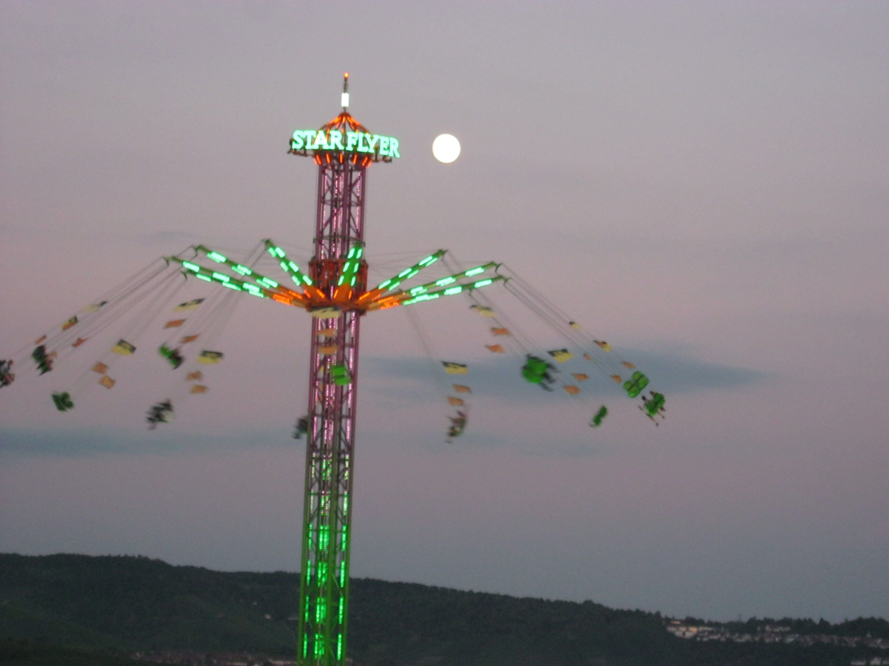 Starflyer mit Mond auf dem Cannstatter Volksfest 2012, fotografiert vom 60 Meter Riesenrad Camera location 48° 47′ 54.9″ N, 9° 12′ 52.84″ E View this and other nearby images on: OpenStreetMap - Google Earth 48.798582; 9.214678