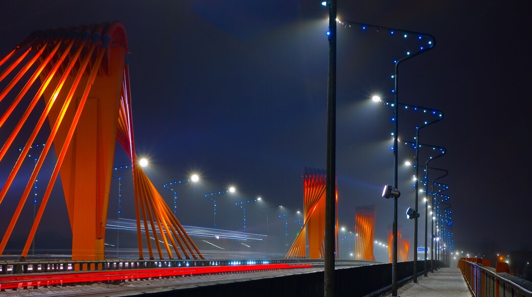 Un pont de nit amb llums vermelles i blaves il·luminades.