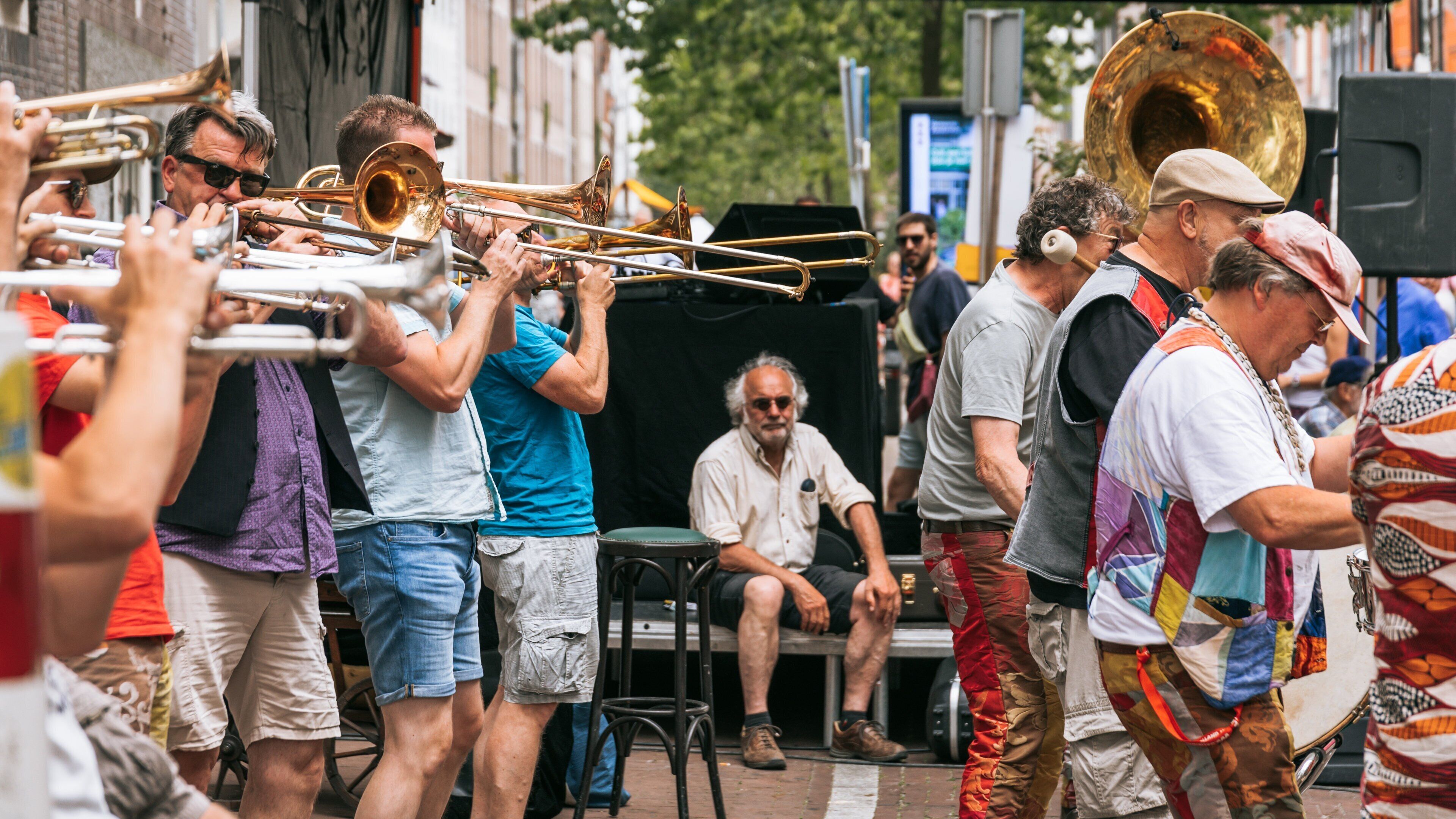 Binnenstad showing music and street performance as well as a small group of people