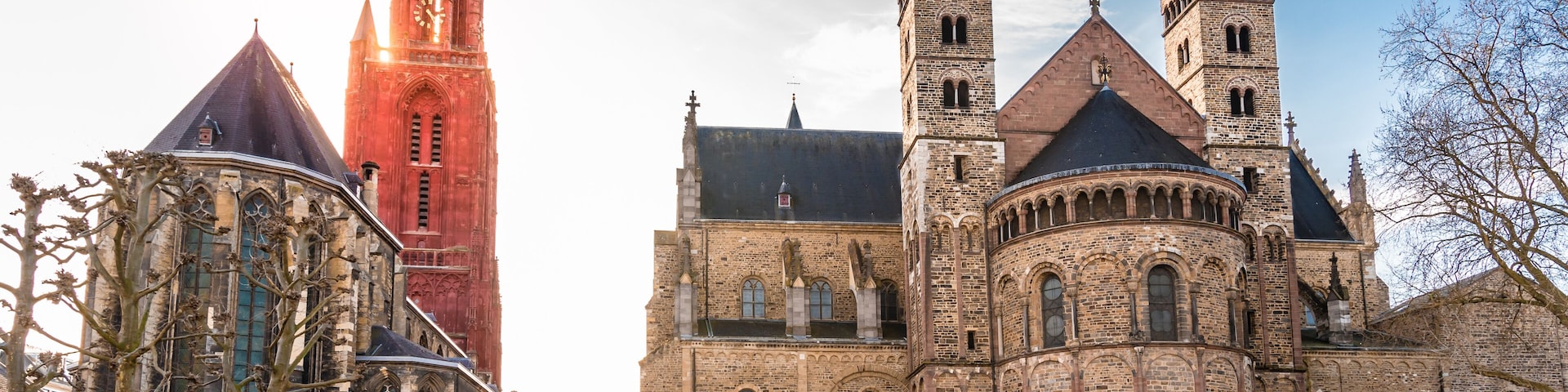 Une église historique dotée de deux tours imposantes et d’un clocher rouge.