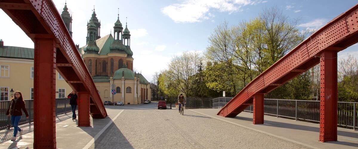 Poznan mostrando un puente y una iglesia o catedral