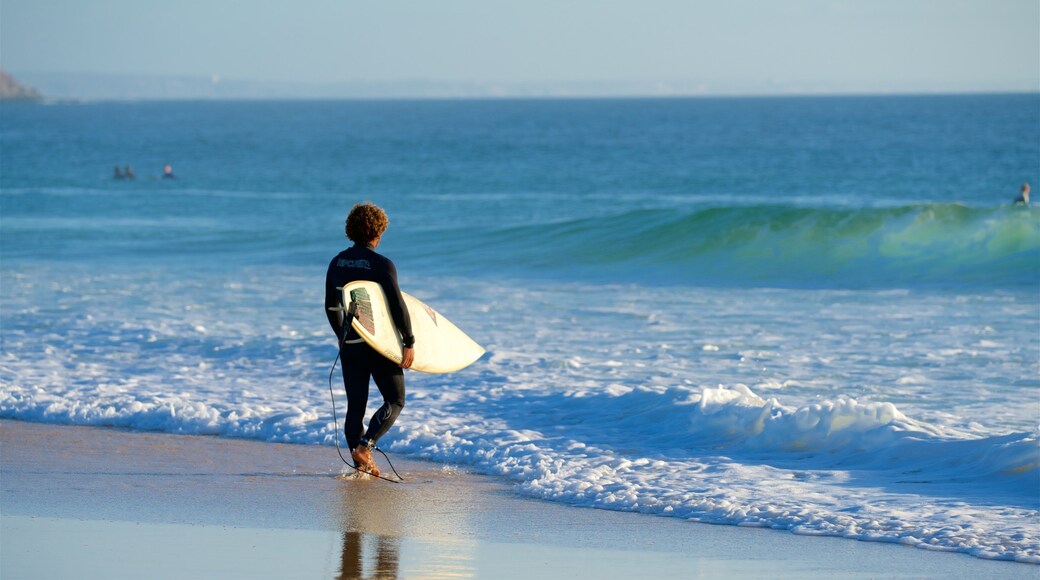 Peniche som viser surfing, en sandstrand og udsigt over kystområde