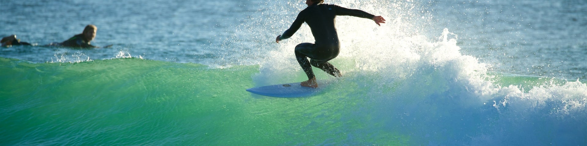 Supertubos Beach welches beinhaltet Brandung, allgemeine Küstenansicht und Surfen
