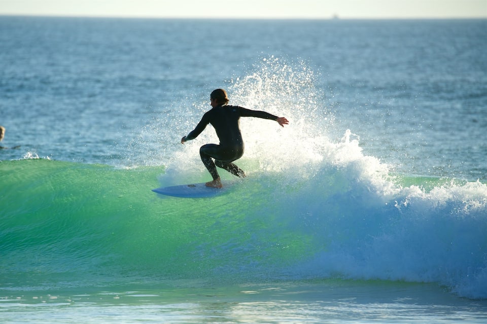 Un surfeur chevauchant une vague dans l’océan.