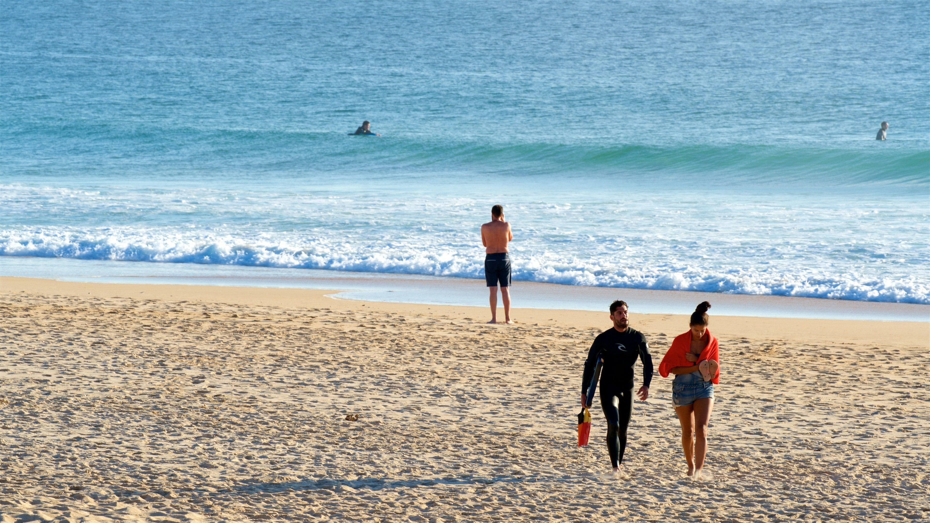 Supertubos Beach fasiliteter samt kyst og sandstrand i tillegg til par