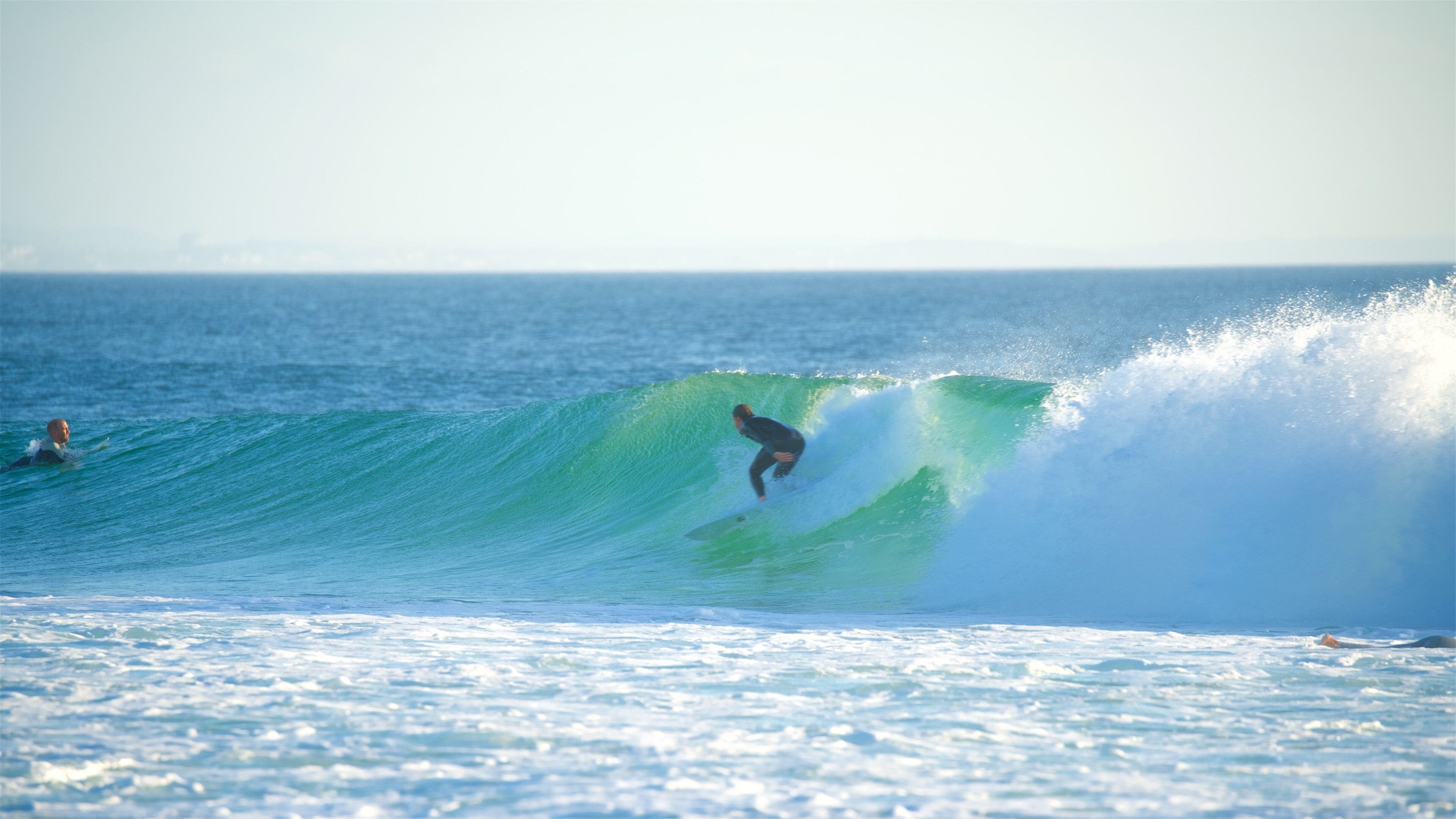 Supertubos Beach som inkluderar surfing, kustutsikter och vågor