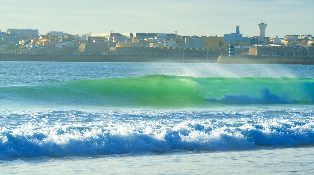 Supertubos Beach 其中包括 衝浪, 一般的海岸景觀 和 濱海小鎮