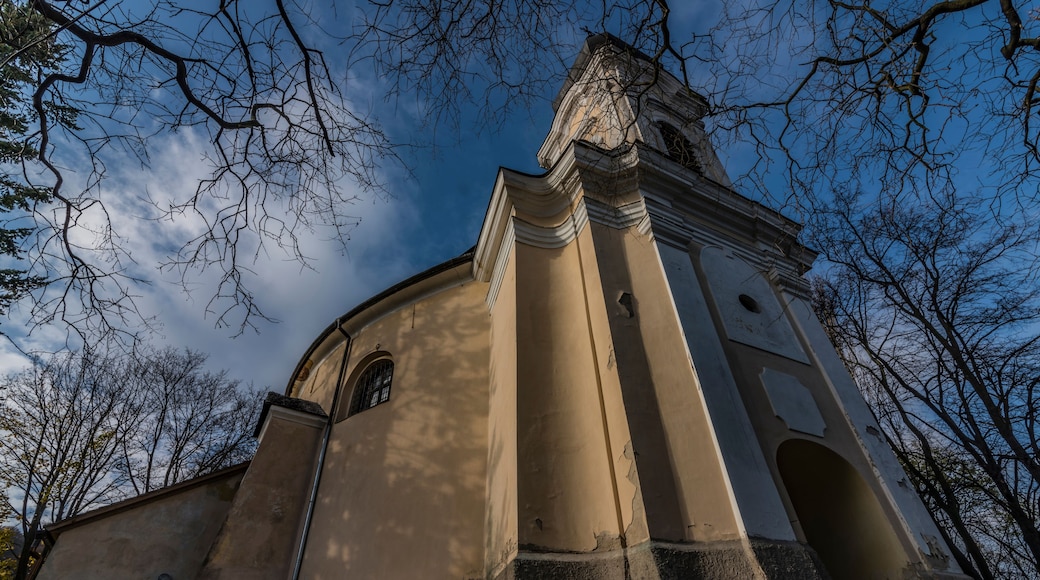En kirke med en kuppel og et kirketårn.