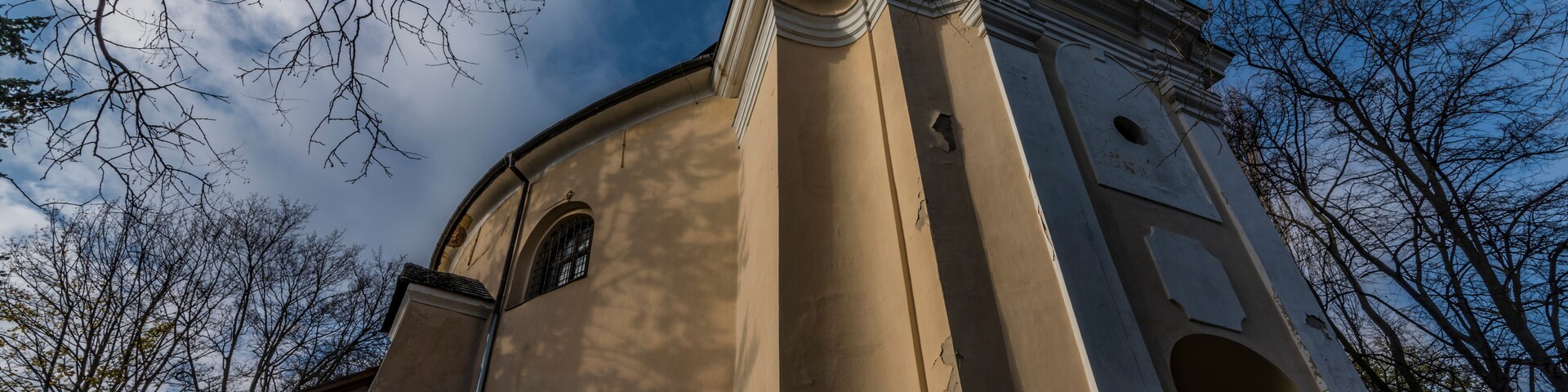 Uma igreja com cúpula e campanário.