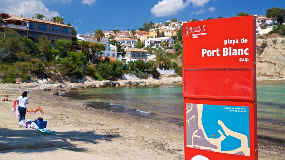 A beach with a red sign indicating 'playa de Port Blanc Calp'.