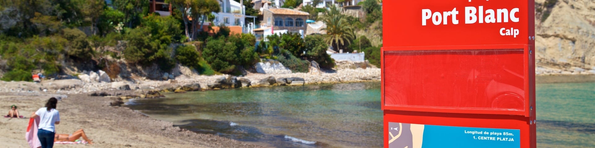 Una playa con un letrero rojo que indica 'playa de Port Blanc Calp'.