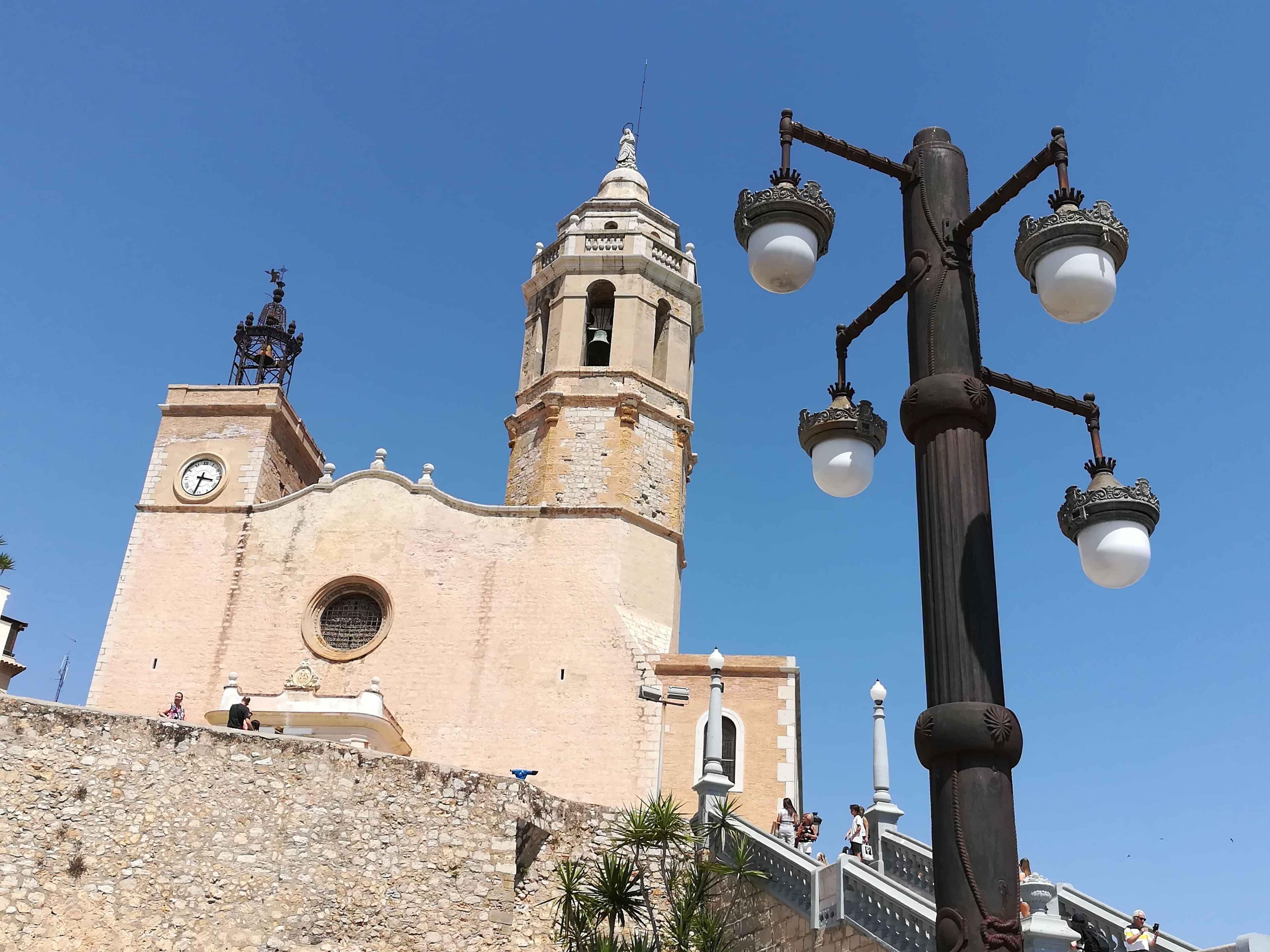 Església de Sant Bartomeu i Santa Tecla i restes de muralla (Sitges)