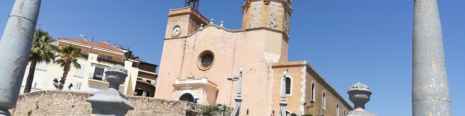 Escalinata cap a l'església de Sant Bartomeu i Santa Tecla (Sitges)