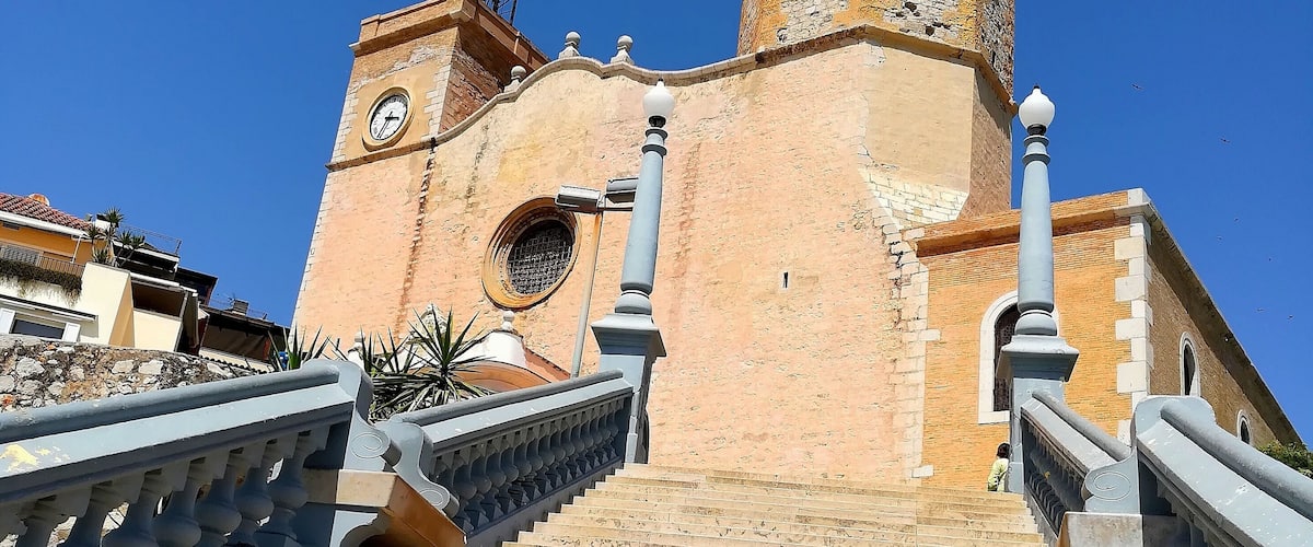 Escalinata cap a l'església de Sant Bartomeu i Santa Tecla (Sitges)