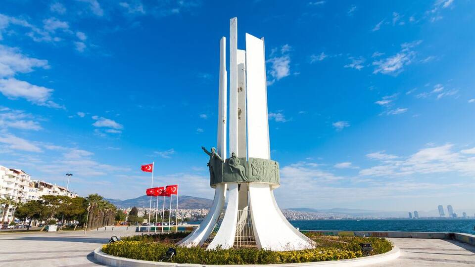 Ataturk Statue, Karsiyaka; Shutterstock ID 357236132; PO: Hcom Destination Content neighborhoods; Client: Hotels.com; Other: Hcom brand budge