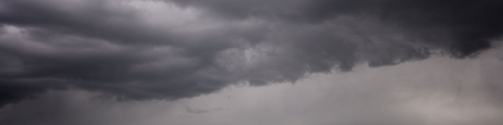 Un avión en la pista con un cielo nublado arriba.