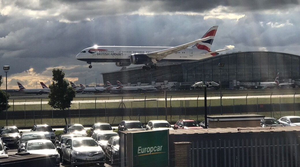 Great outdoor bar and perfect place to have a pint and watch a plane or 10 land or takeoff.