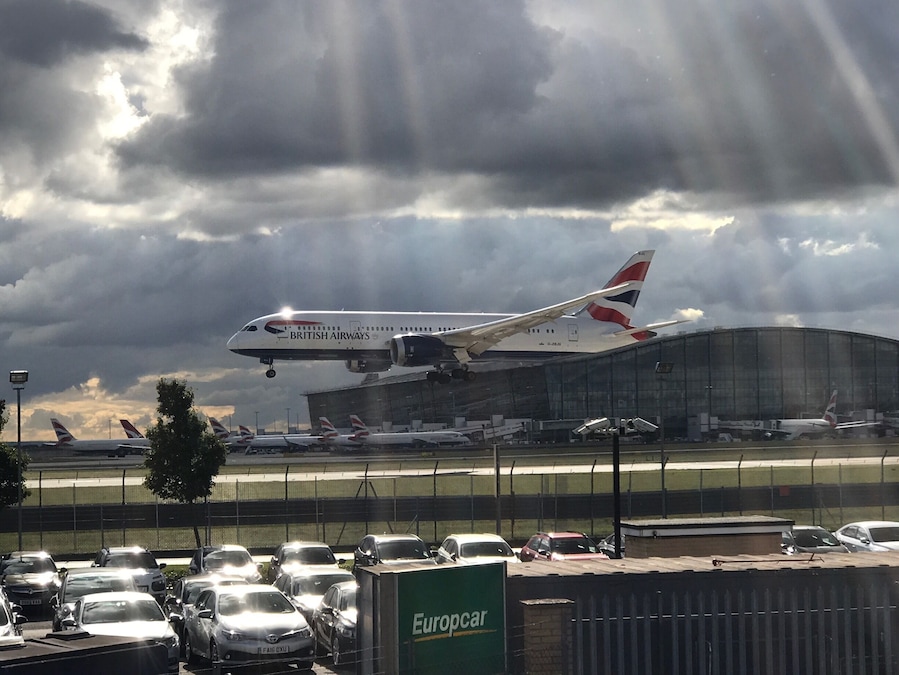 Great outdoor bar and perfect place to have a pint and watch a plane or 10 land or takeoff.
