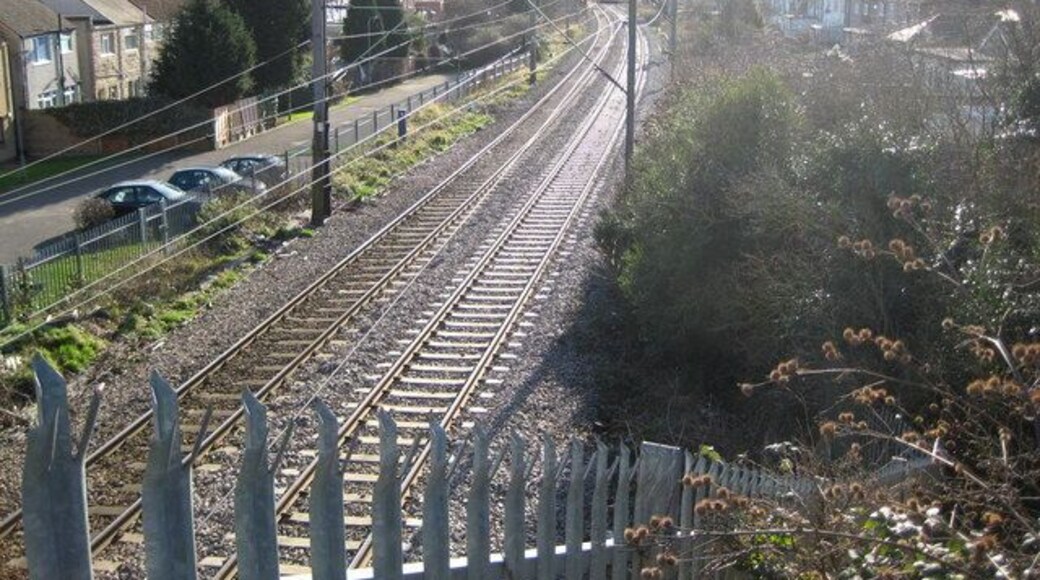 Edmonton: Railway line towards Edmonton Green station Viewed from the Bury Street road bridge with the houses in Chichester Road on the right and those in Croyland Road on the left.