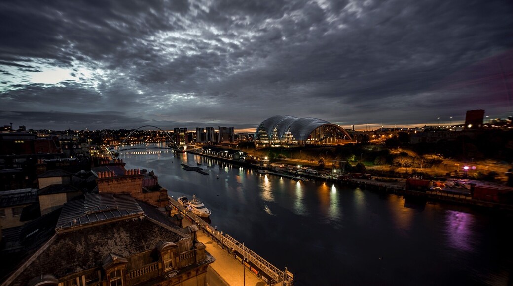 Newcastleâs famous quayside. Taken from the Tyne bridge looking down the River Tyne. Only thing missing is the colourful lights of the Gateshead Sage that they decided to turn off at 5am!