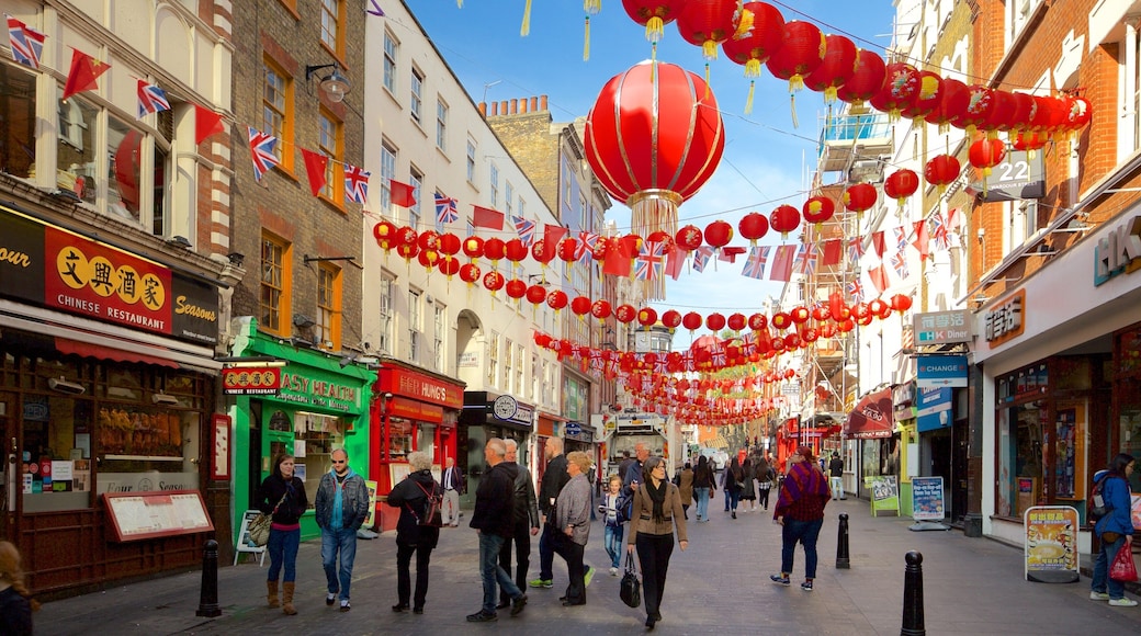 Chinatown cho thấy cảnh đường phố cũng như nhóm lớn