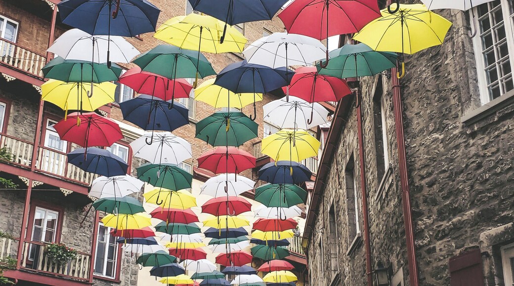 Exploring the core of the downtown is a lot of fun and there's so much to see. If you get tired of climbing up and down there is a Funicular which for $3 takes you up to the Fairmont street level. When visiting you can expect to reserve about 2 to 3 hours to see everything the shops and cafe's have to offer.