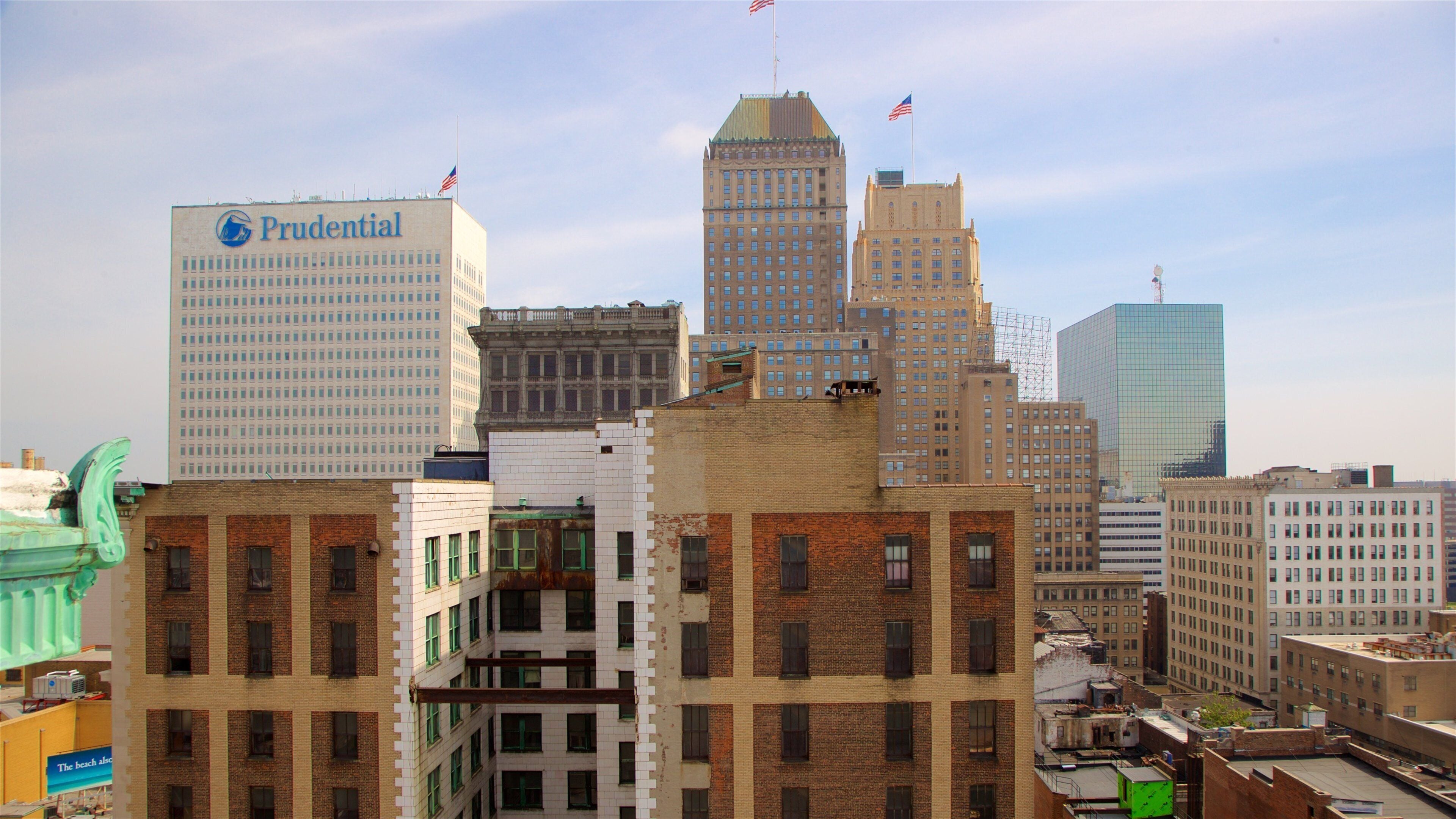 Centro de la ciudad de Newark mostrando un edificio de gran altura, vistas de paisajes y una ciudad