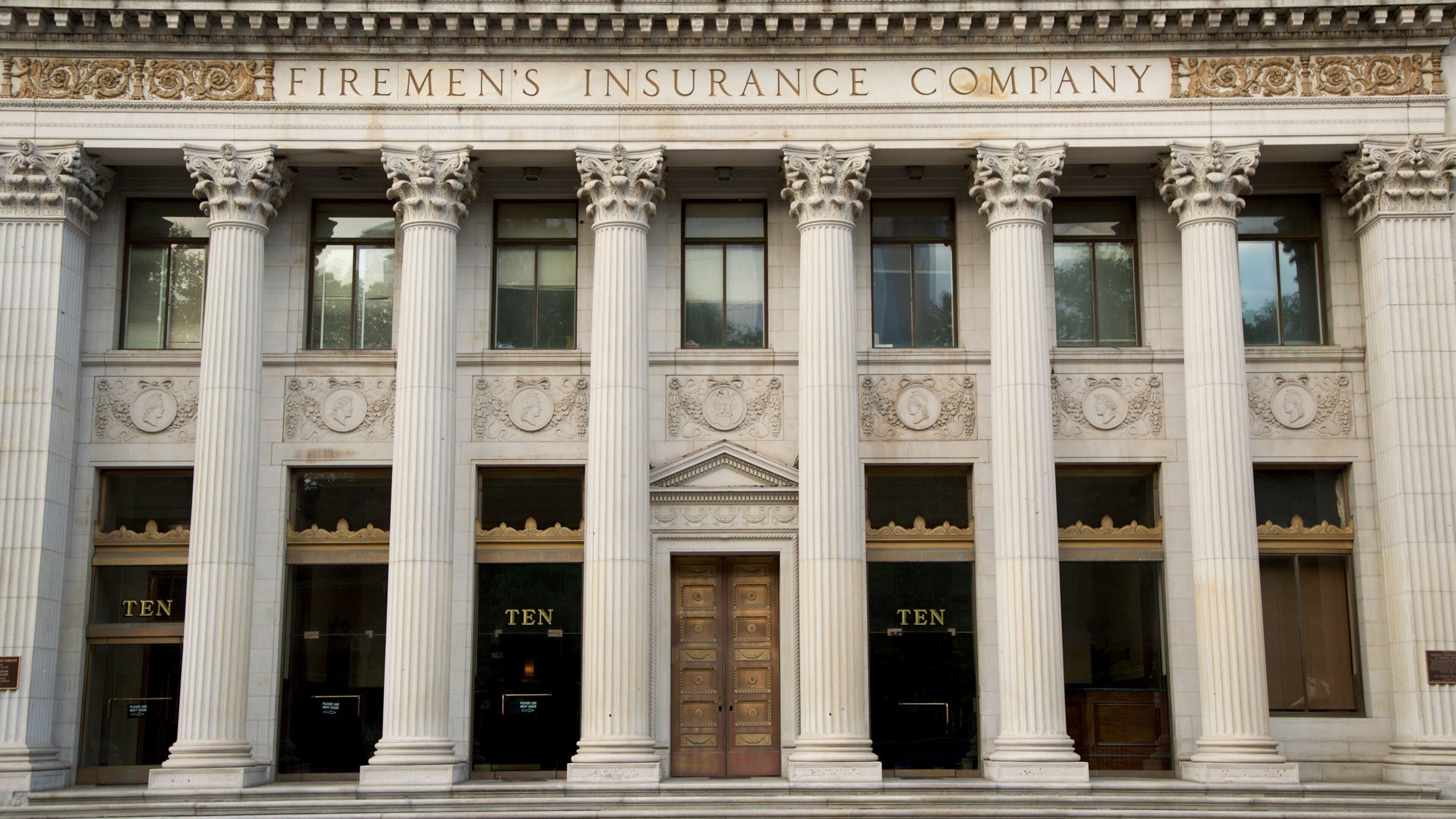 紐華克市區 其中包括 指示牌 和 傳統元素