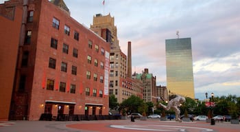Downtown Newark mit einem Outdoor-Kunst, Stadt und Platz oder Plaza