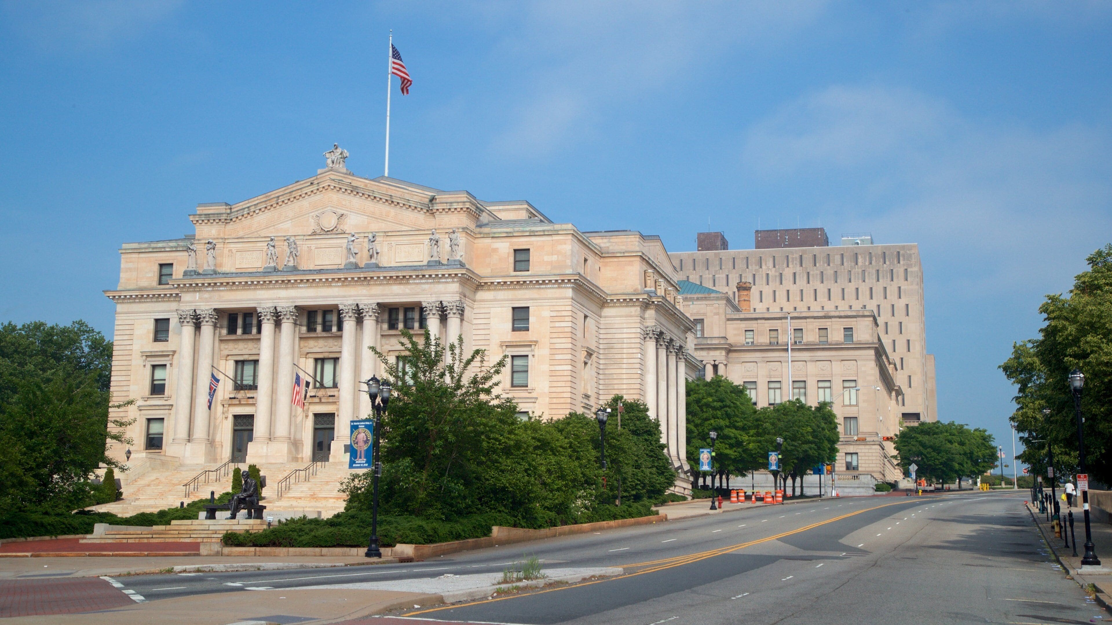 Centro de la ciudad de Newark ofreciendo patrimonio de arquitectura