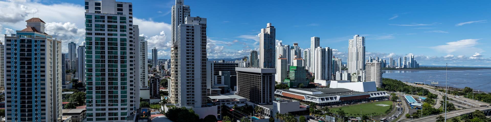 Panorámica de Cuidad de panamá, con vista a Corredor Sur y Costa del Este, día soleado