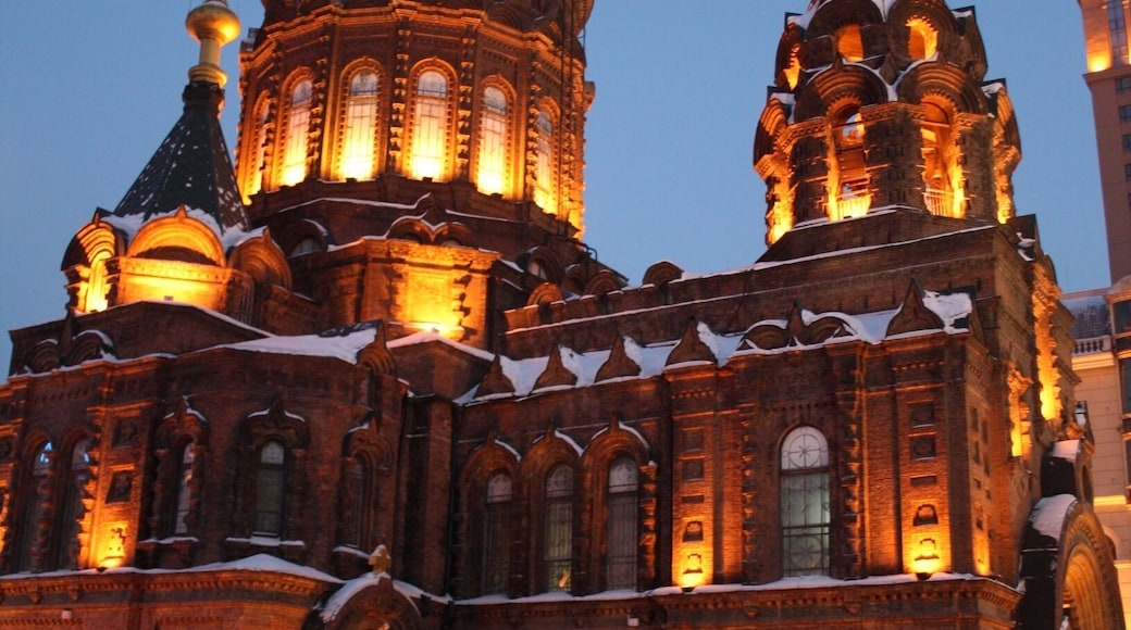 Saint Sophia Cathedral 聖索菲亜教堂(Shèng Suǒfēiyà Jiàotáng) is situated at Daolitou long street,Harbin city. It was first constructed in 1907 and is now the biggest church of Eastern Orthodox in China. The walls of the church are simply constructed from redbricks. the church is 36m high.with 5 domes big or small.It covers an area of 721sq.m and is a typical representative of Byzantine architecture.It is now the muncipal architecture art museum of Harbin and a key cultural relics unit under state protection.